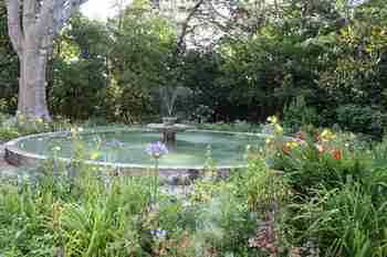 Parc avec bassin d'ornement et massifs de fleurs