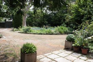 Parc avec bassin d'ornement et massifs de fleurs